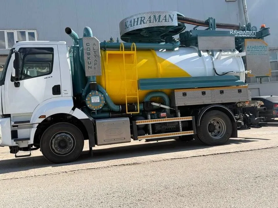 Zeytinburnu'nda acil bir çağrıya hızla müdahale eden vidanjör ekibinin fotoğrafı