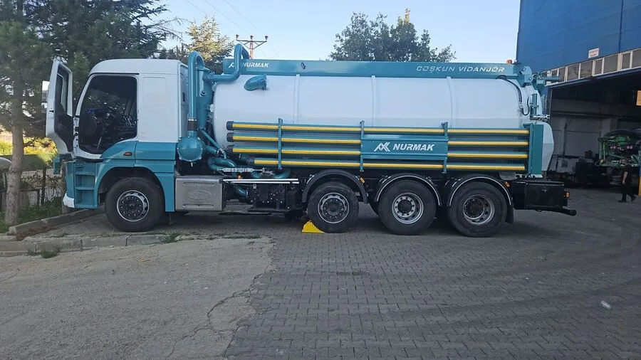 Zeytinburnu'nda en yakın vidanjör aracının çağrı üzerine sahaya doğru yol alırken fotoğrafı