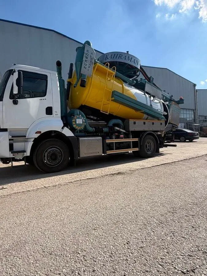 Zeytinburnu'nda büyük kapasiteli kuka vidanjör aracının bir apartmanın foseptiğini boşaltırken çekilmiş fotoğrafı